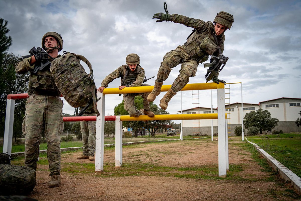 FUTER_ET's tweet photo. La instrucción física militar prepara al combatiente para situaciones extremas. Carreras con equipo, paso de obstáculos o acarreos de cargas, proporcionan fuerza, resistencia a la fatiga y control emocional.
#BrigadaGuzmánelBueno
¡Siempre dispuestos y preparados! #SomostuEjército https://t.co/2AyR2cPJwJ