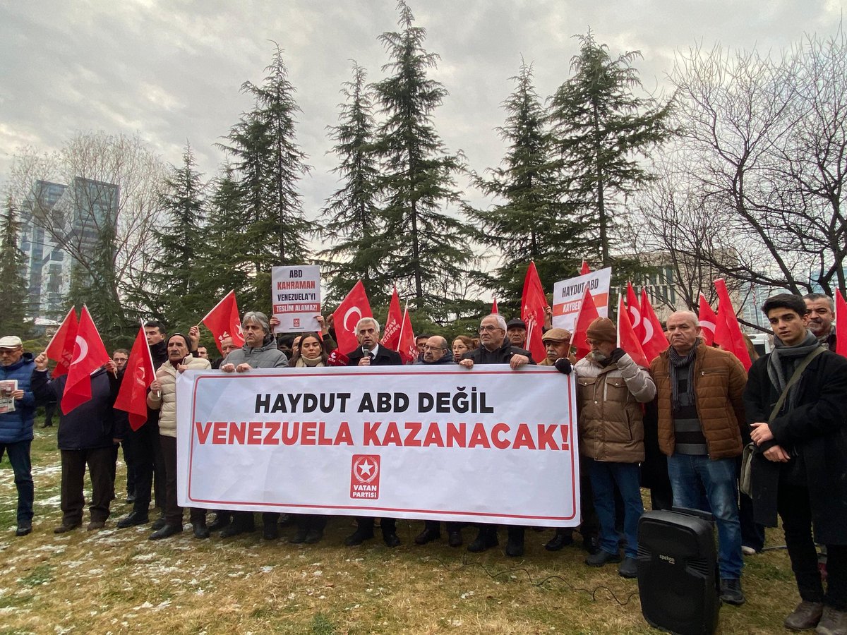 📌 ABD BÜYÜKELÇİLİĞİ ÖNÜNDEN SESLENDİK; 

EŞKIYA DÜNYAYA HÜKÜMDAR OLMAZ! 

Haydut ABD, Kahraman Venezuela'yı teslim alamaz. 🇹🇷🇻🇪