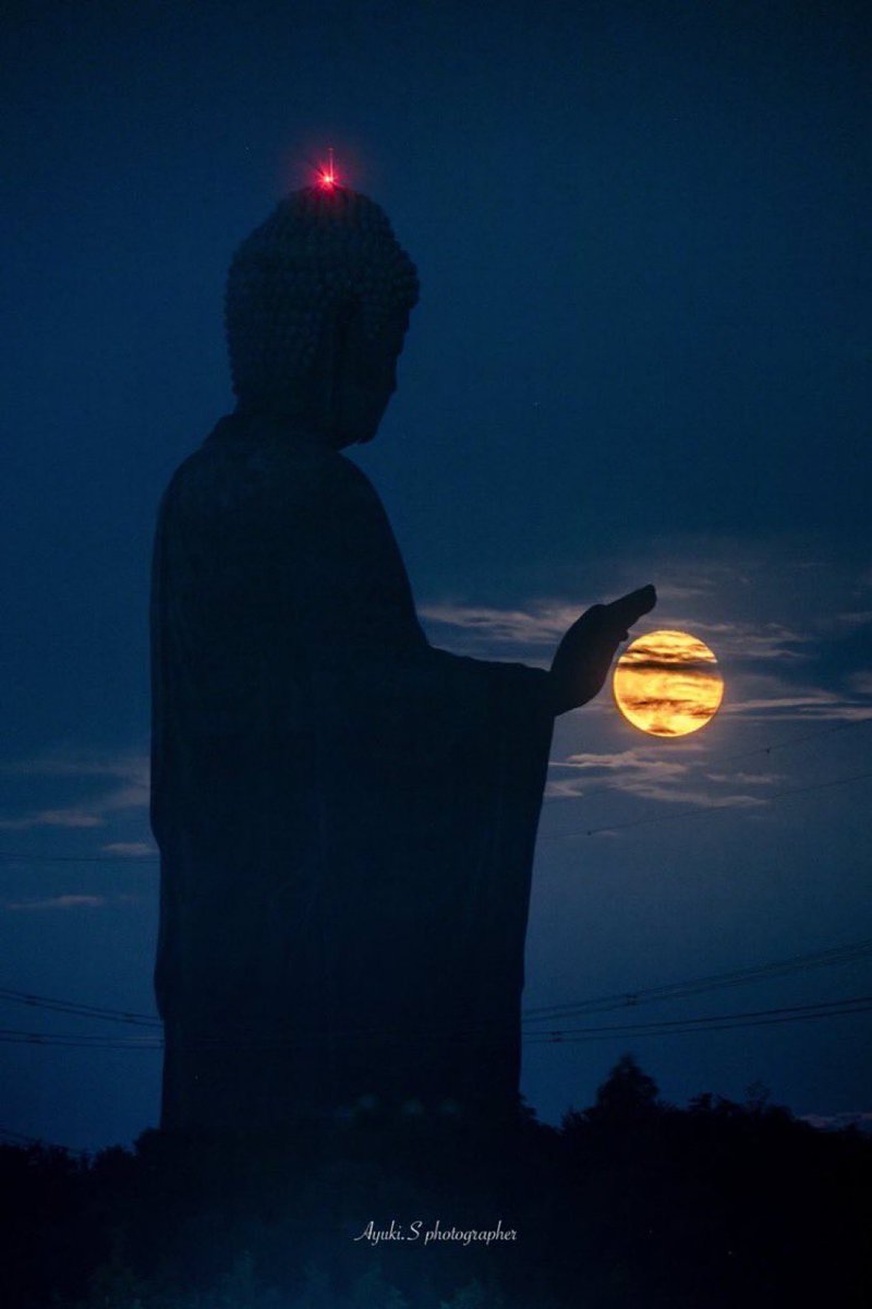 Ilusión óptica de Ushiku Daibutsu con la Luna en Japón, capturada por Ayuki S. Photography.

El arte de la fotografía