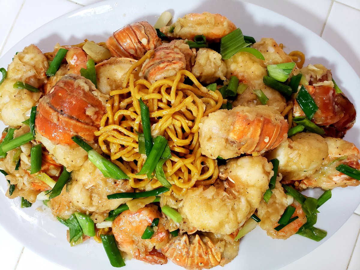 Ruby9Dark's tweet image. I had intended to make lobster with our prime rib and pave potatoes but it was too much. Instead I made Lobster Yee Mein to celebrate the new year.
May good health, long life and good fortune come to us all.