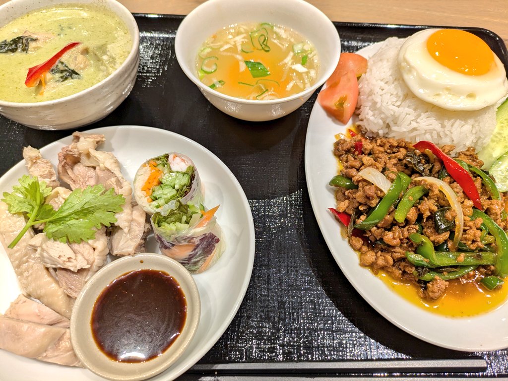 タイ料理もりもりたべました🤭❤️
サラダとマンゴーラッシーはうつりきらなかった！

それで？いつの間に年明けたの?？
年末から食べてしかいないから日にちの感覚ないでーす😁🫶

今年もよろしくお願いします😘