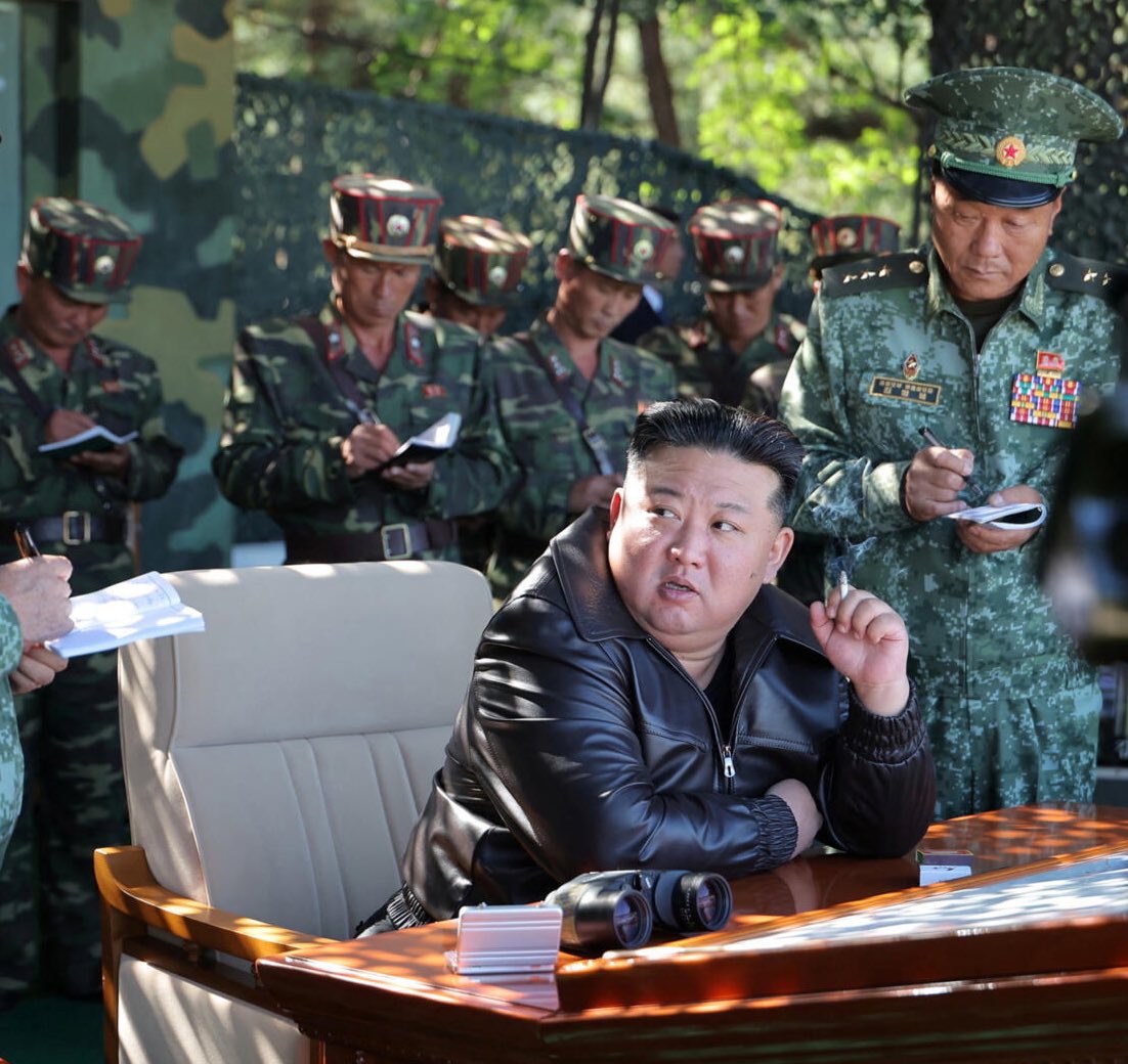« Bon vous avez bien noté ? Si demain matin des hommes descendent d’un hélicoptère et vous disent « good morning », vous ne les laissez surtout pas entrer dans le palais présidentiel ! »