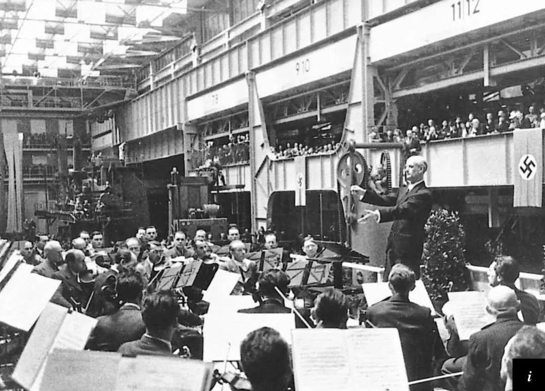 SeeOutThere's tweet photo. Novogodišnji koncert Bečke filharmonije danas je obavijen elegancijom, cvećem i prepoznatljivim valcerima. Deluje bezvremeno, gotovo nevino. Međutim, njegovi počeci govore znatno složeniju priču.
Tradicija je započela 31. decembra 1939. godine, u Evropi koja je već bila duboko u ratu. Koncert je dirigovao Klemens Kraus, a organizovan je pod nacističkim režimom. Nije bio samo muzička svečanost. Bio je podržan od države, povezan sa propagandom, a sav prihod je išao Kriegswinterhilfswerku, nacističkom fondu za ratnu pomoć. Kultura je u tom trenutku bila stavljena u službu moći.
Čak je i sama muzika nosila unutrašnji sukob. Dela Johana Štrausa i svet valcera dugo su među muzičarima Bečke filharmonije smatrani lakim, pa i frivolnim, naročito u poređenju sa težinom Betovena ili Bramsa. Ipak, Štraus je postao savršena zvučna kulisa za distrakciju, nostalgiju i kontrolisanu radost u mračnim vremenima.
Posle rata, koncert je opstao, ali su njegovi počeci tiho potisnuti u zaborav. Tokom decenija prerastao je u nešto sasvim drugo: simbol mira, kontinuiteta i evropskog kulturnog identiteta. Danas ga prati više od 50 miliona gledalaca širom sveta, uglavnom odvojeno od političkog tla iz kojeg je prvobitno iznikao.
Novogodišnji koncert Bečke filharmonije podseća nas da kultura nikada ne nastaje u praznini. Tradicije mogu prerasti svoje poreklo, ali istorija ne nestaje samo zato što je muzika lepa. Poznavanje početaka ne umanjuje vrednost. Ono je čini iskrenijom.