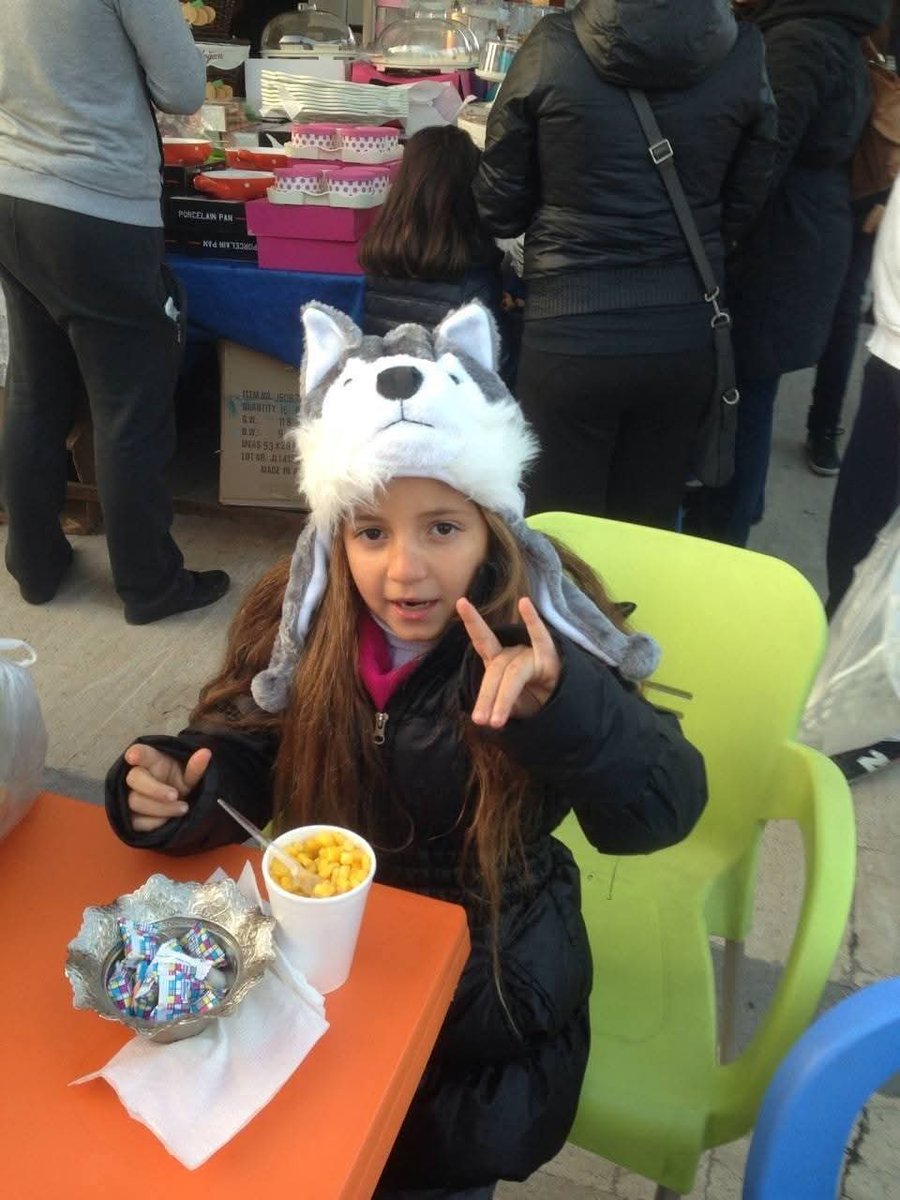 Canim kızım bugün 18 yaşına girdin benim gene göz bebegimsin Rabbım  tüm evlatlarımızı iyilerle karşılaştırsın  bahtını güzel eylesin ad günün kutlu olsun