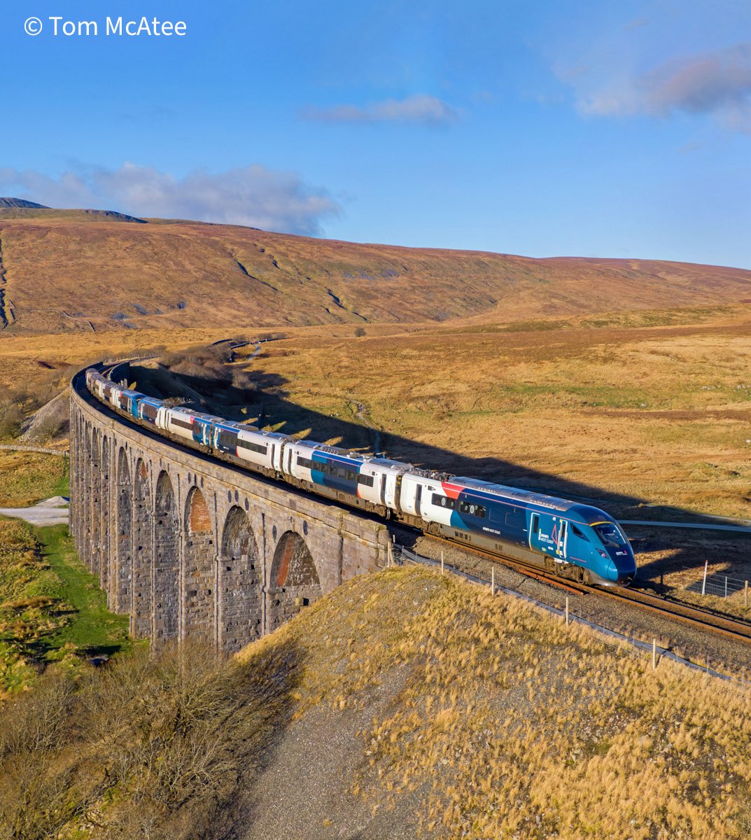 McateeTom's tweet image. In stunning afternoon light, a new bi-mode @AvantiWestCoast Class 805 Evero double set is caught crossing Ribblehead Viaduct diverting over The Settle &amp;amp; Carlisle Railway. 3rd Jan 2026. 📸 ☀️

⭐️ Gift Store ⬇️🏞️🚂
railwayartprintshop.etsy.com

@rail #ribblehead #yorkshire #railways