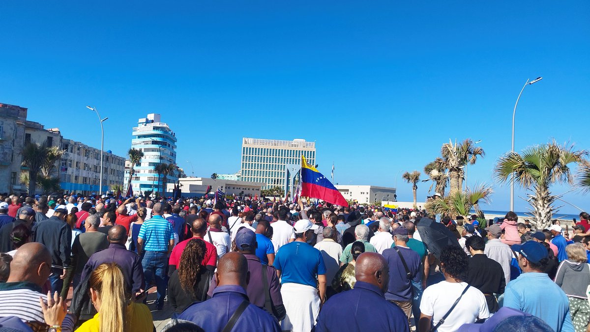 El pueblo de #Cuba se moviliza para denunciar y condenar la agresión a #Venezuela. 
#EEUU ha cometido el delito  agresión, se trata de un Estado terrorista. 
La Tribuna Abierta Antiimperialista de La Habana se llena de un pueblo cubano indignado que pide justicia.