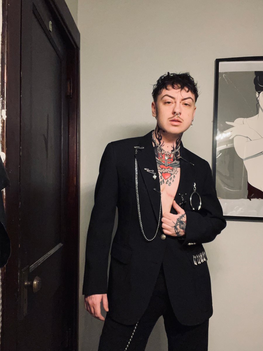 So the tenderqueers really don’t like it when you dress like a leatherman but my point still stands. Mascunility has never equated to lack of personality and never will