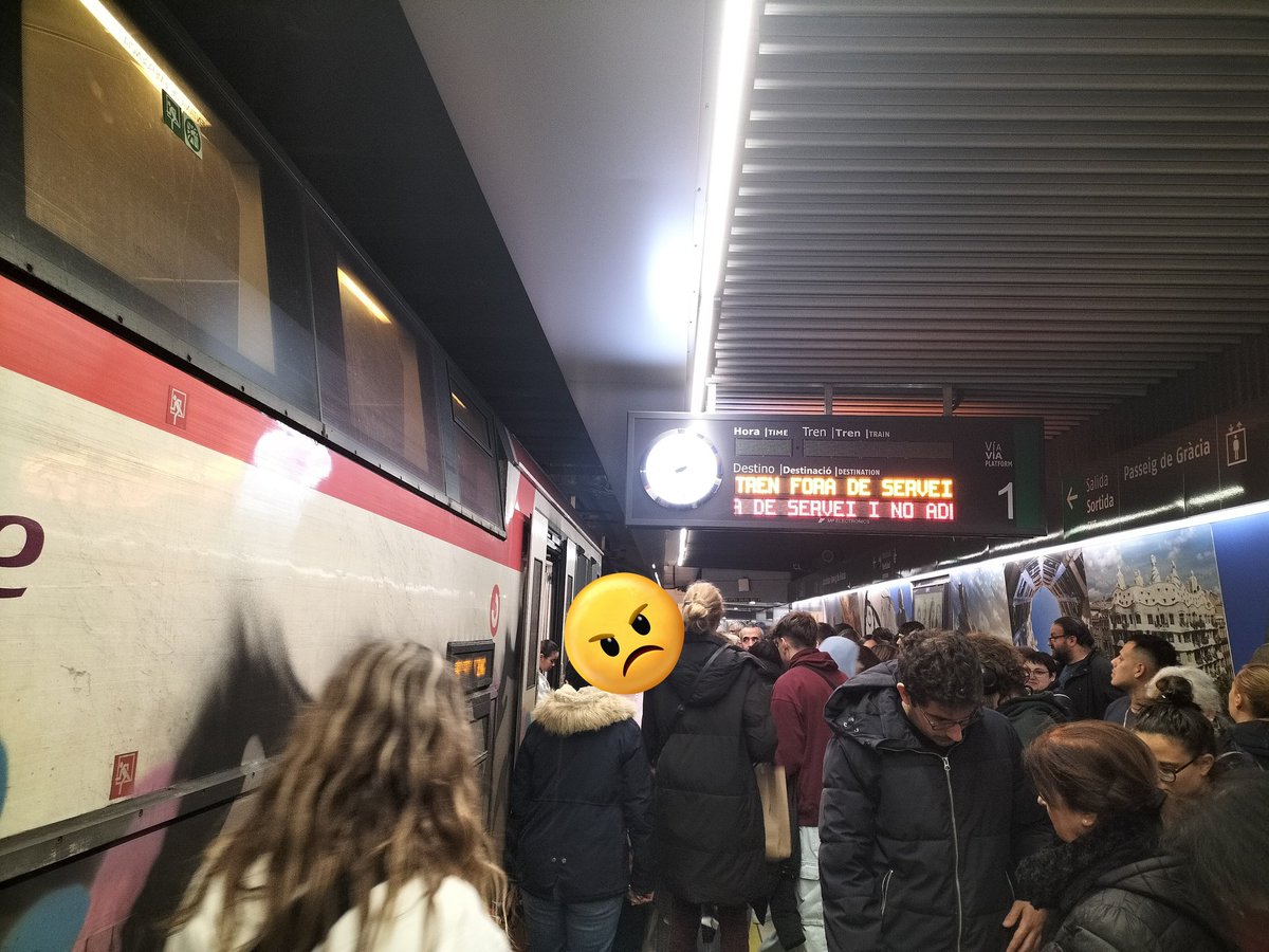 Any nou, amb la m... de Rodalies RENFE de sempre 😡. Ara, comboi sense servei a Passeig de Gràcia per pana d'una porta. Una avaria similar em va provocar un greu accident, que arribarà a judici per la negativa de l'empresa espanyola assumir la seva dorecta responsabilitat.