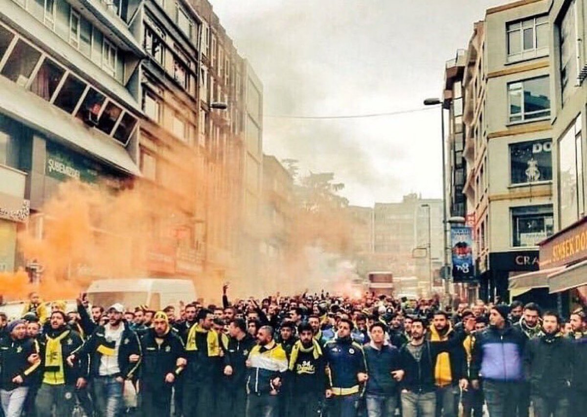 Dar sokaklardan geçen kortejden bir gümbürtü kopar: “Hiçbir şeye değişilmez, senin sevgin bu dünyada..!”