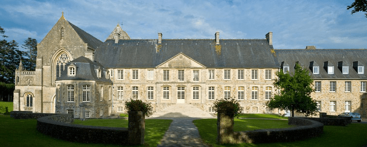 L'#abbaye de Saint-Sauveur-le-Vicomte édifice catholique, fondé vers 1080, par Néel III de Saint-Sauveur, se dresse dans la #Manche, en #Normandie. L'abbaye qui fut par trois fois détruite, en 1365-1375, en 1793-1832, en 1944, sera à chaque fois relevée de ses ruines.