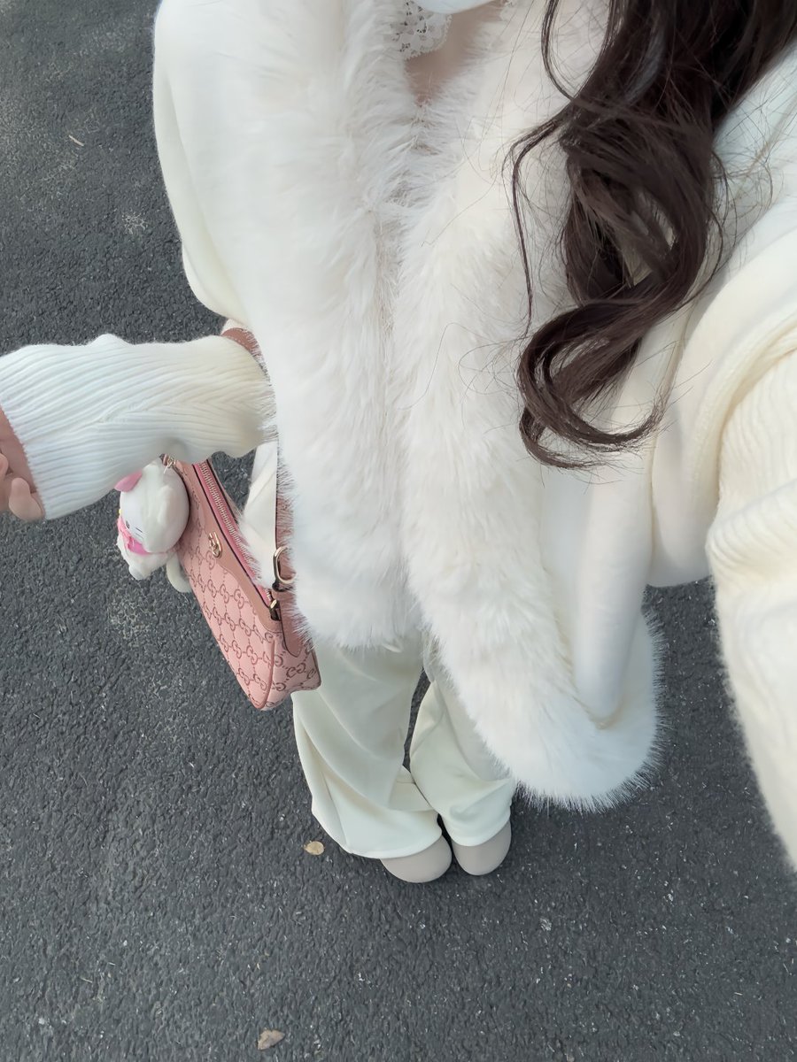 This dress is my go-to for today. It's easy to wear and looks great in a soft winter style 😅🥳