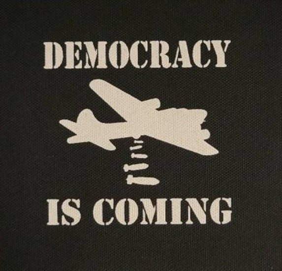 Demokrasi bu halka,
Burunlarda bir halka.
Hürriyet mi diyorlar;
Balık ağzında zoka.
Bilmezler ki hürriyet,
Teslim olmaktır Hakk'a
Naylondan bir hükûmet;
Kanun okları ıska.
Beri gel, kargaşalık
Fitne fesat, tefrika!
Topu kelle bir futbol!
Yamyamca müsabaka..
...