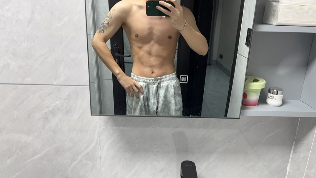 7xiaoxin's tweet image. 准备出去晨跑，休息一个月专门练我看看你长不长肉