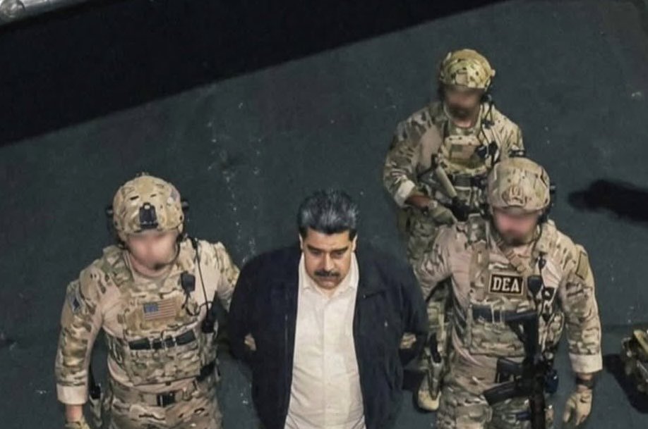 ACTUALIDADPress's tweet photo. MOMENTO EN QUE FUERZAS DE EE.UU. TRASLADAN A NICOLÁS MADURO FUERA DE VENEZUELA, LUEGO DE CAPTURADO
[ https://t.co/zQDhspjjU6 ] https://t.co/LbKsWDMLdR
