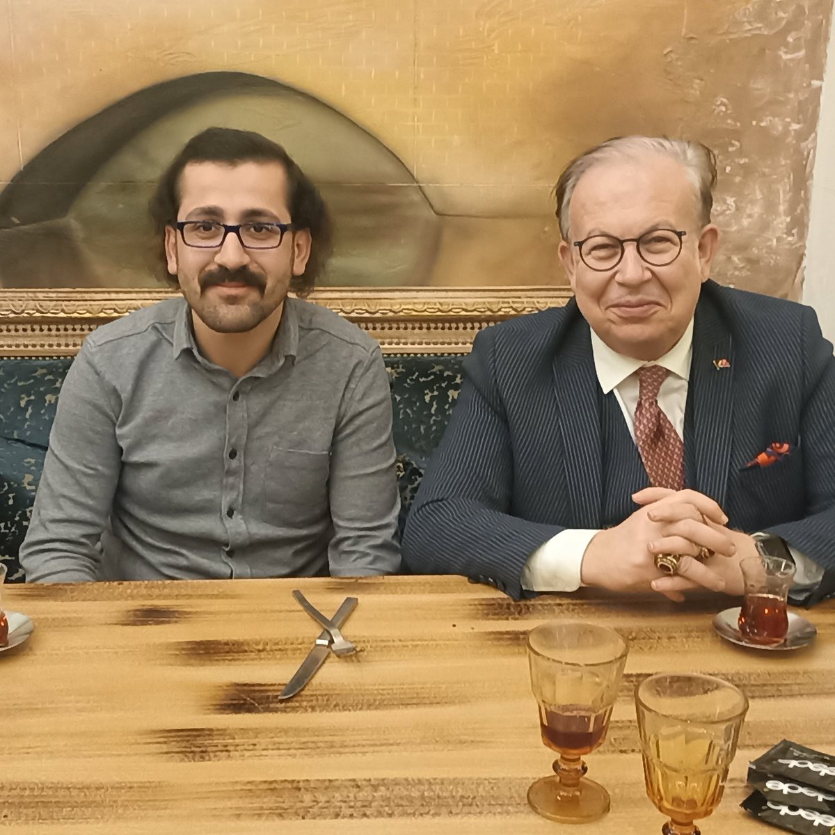 Müstafi Tüm Amiral Cihat Yaycı: 

▪️ABD bugün Venezuela'da Delta Force ile yaptığını, 15 Temmuz'da FETÖ'cü sözde askerler eliyle yapacaktı.

▪️Yöntem neredeyse aynıdır, sadece coğrafya değişmektedir.

▪️Ortadoğu’da bu politikaya 'terörle mücadele' denir. Latin Amerika'da ise