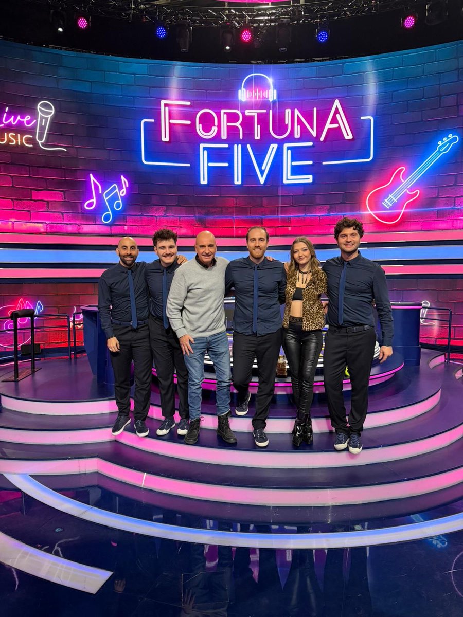 ggiovalli's tweet photo. Bravi ragazzi. Stasera davvero in forma #FortunaFive #LaRuotaDellaFortuna https://t.co/vNfrKKuSm8