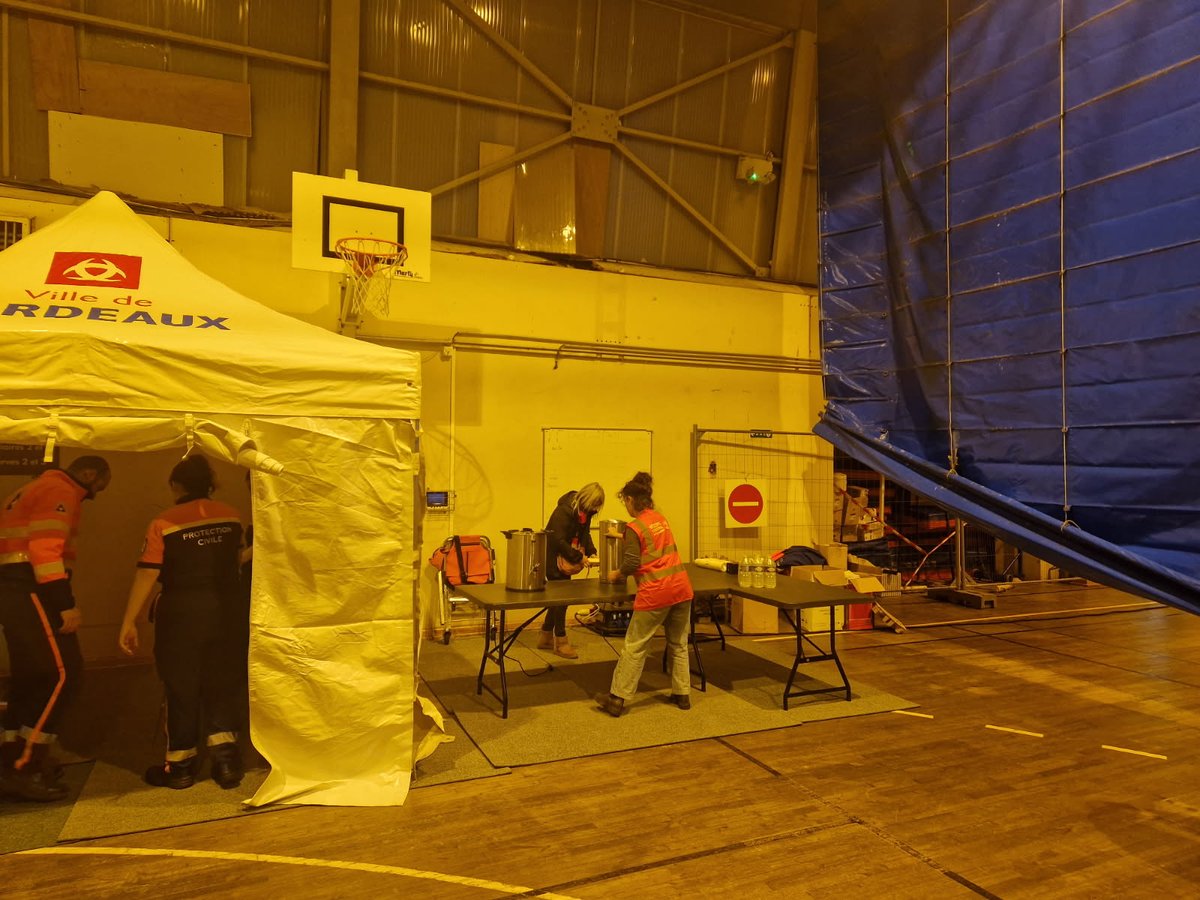 ❄️ Quand le froid s’installe, personne ne devrait dormir dehors. Ce soir, un centre d’accueil de nuit ouvre sur la métropole bordelaise, sur décision de
<a href="/PrefAquitaine33/">Préfet Nouvelle-Aquitaine et Gironde</a>
Les bénévoles de la <a href="/Protec33/">Protection Civile de la Gironde</a>  sont mobilisés pour accueillir et protéger les plus vulnérables. 💙🧡
