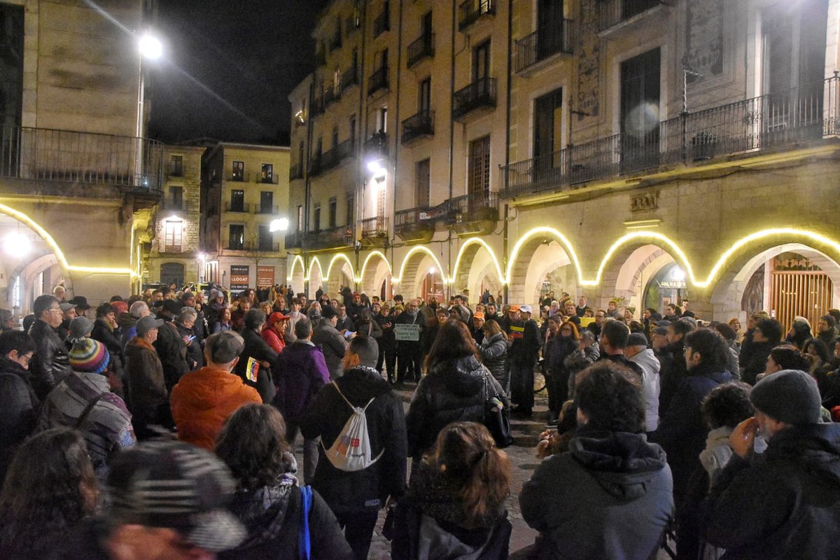CUPNordOriental's tweet image. Concentració d'urgència avui a Girona en solidaritat amb el poble veneçolà.

Per la sobirania, la pau i l'autodeterminació dels pobles:
🇻🇪 NO A LA INVASIÓ IMPERIALISTA A VENEÇUELA 🇻🇪