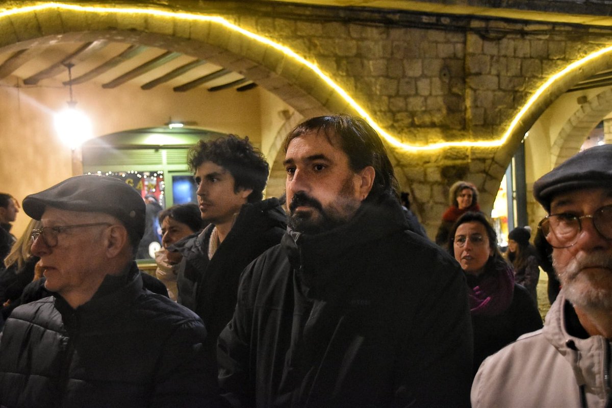 CUPNordOriental's tweet image. Concentració d'urgència avui a Girona en solidaritat amb el poble veneçolà.

Per la sobirania, la pau i l'autodeterminació dels pobles:
🇻🇪 NO A LA INVASIÓ IMPERIALISTA A VENEÇUELA 🇻🇪