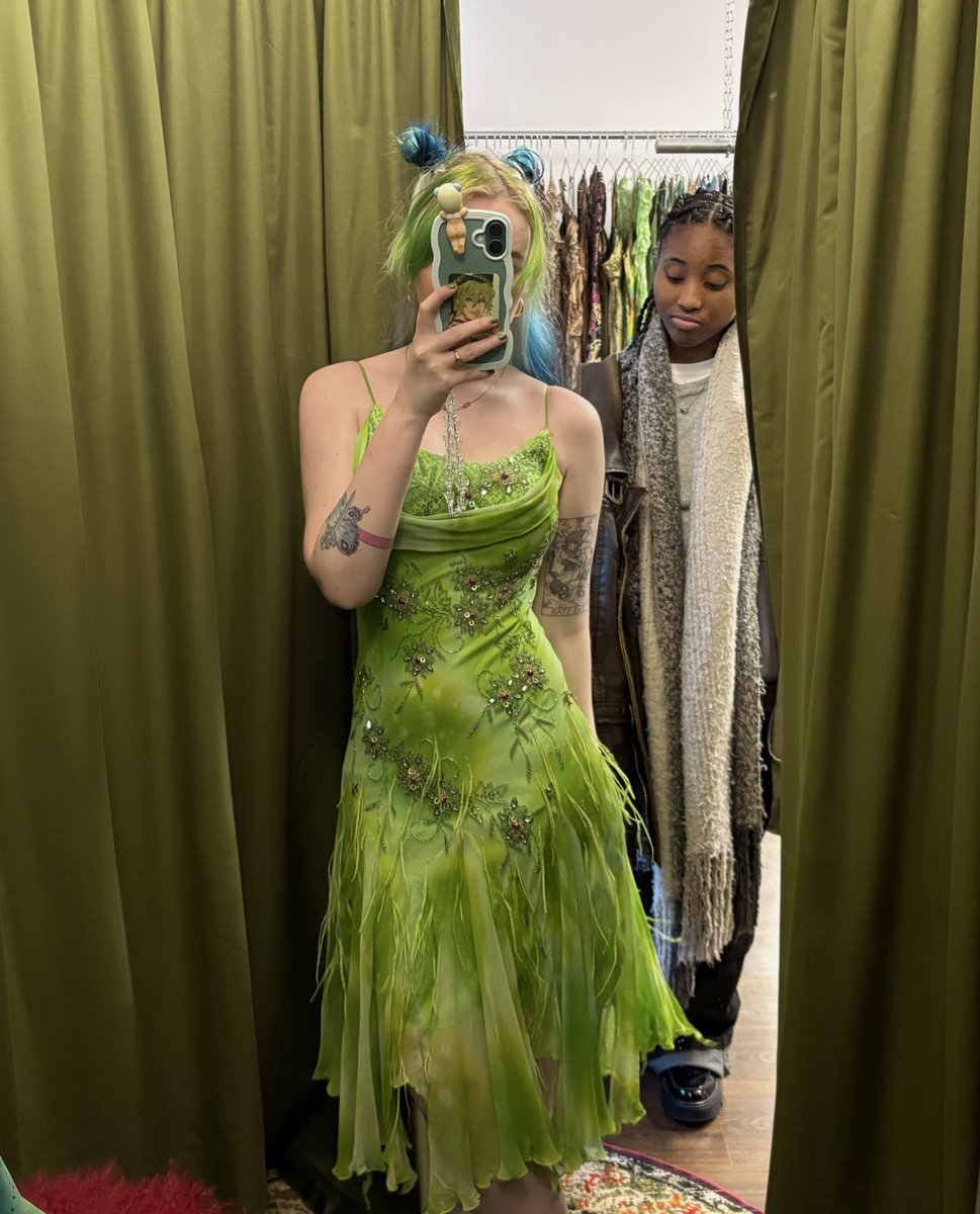 taycesoddly's tweet image. found the thrift store from heaven .:*☆