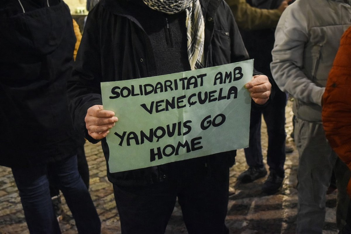 CUPNordOriental's tweet image. Concentració d'urgència avui a Girona en solidaritat amb el poble veneçolà.

Per la sobirania, la pau i l'autodeterminació dels pobles:
🇻🇪 NO A LA INVASIÓ IMPERIALISTA A VENEÇUELA 🇻🇪