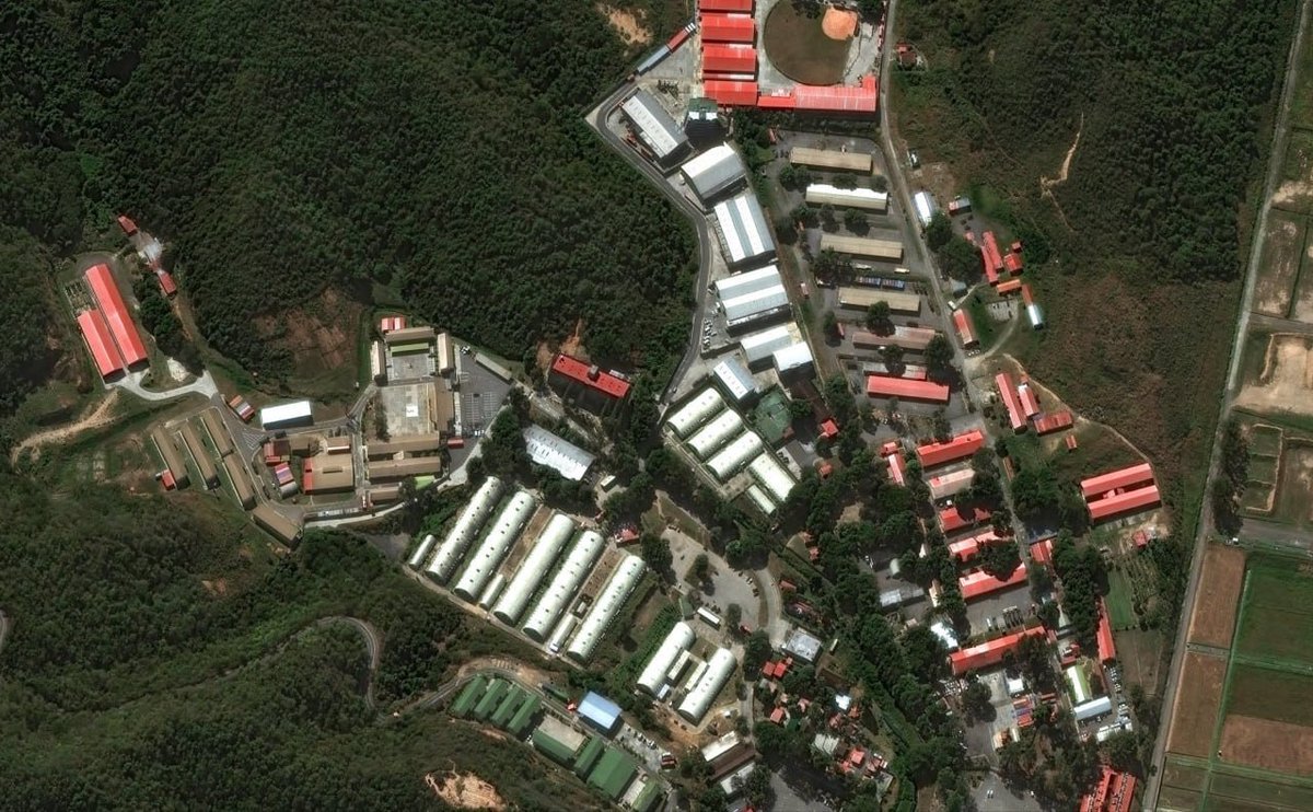 RadarAustral_'s tweet photo. 🇻🇪🇺🇸| Imágenes que muestran la destrucción del complejo militar Fuerte Tiuna, ubicado en los suburbios del sur de Caracas. 

El recinto es considerado el principal centro militar y de mando de las Fuerzas Armadas venezolanas. https://t.co/PA26QxHq38