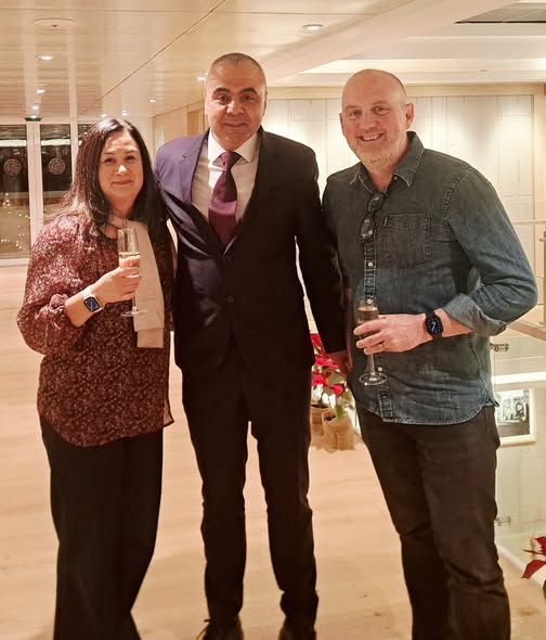 📌قال صديقي باسم ...
👀الراجل ده بعد ما قضى ١١ يوم كسائح ف مصر .. قالي ممكن أتكلم معاك ٥ دقايق .. قلتله طبعا ..
قعدت معاه هو و مراته ..
قالي .. باسم .. انتوا ازاي عايزين ٣٠ مليون و ٤٠ مليون سائح و بتقول مصر تستاهل أكتر من ال ١٧ مليون .. علي فكره أنا متفق معاك ..
7/1