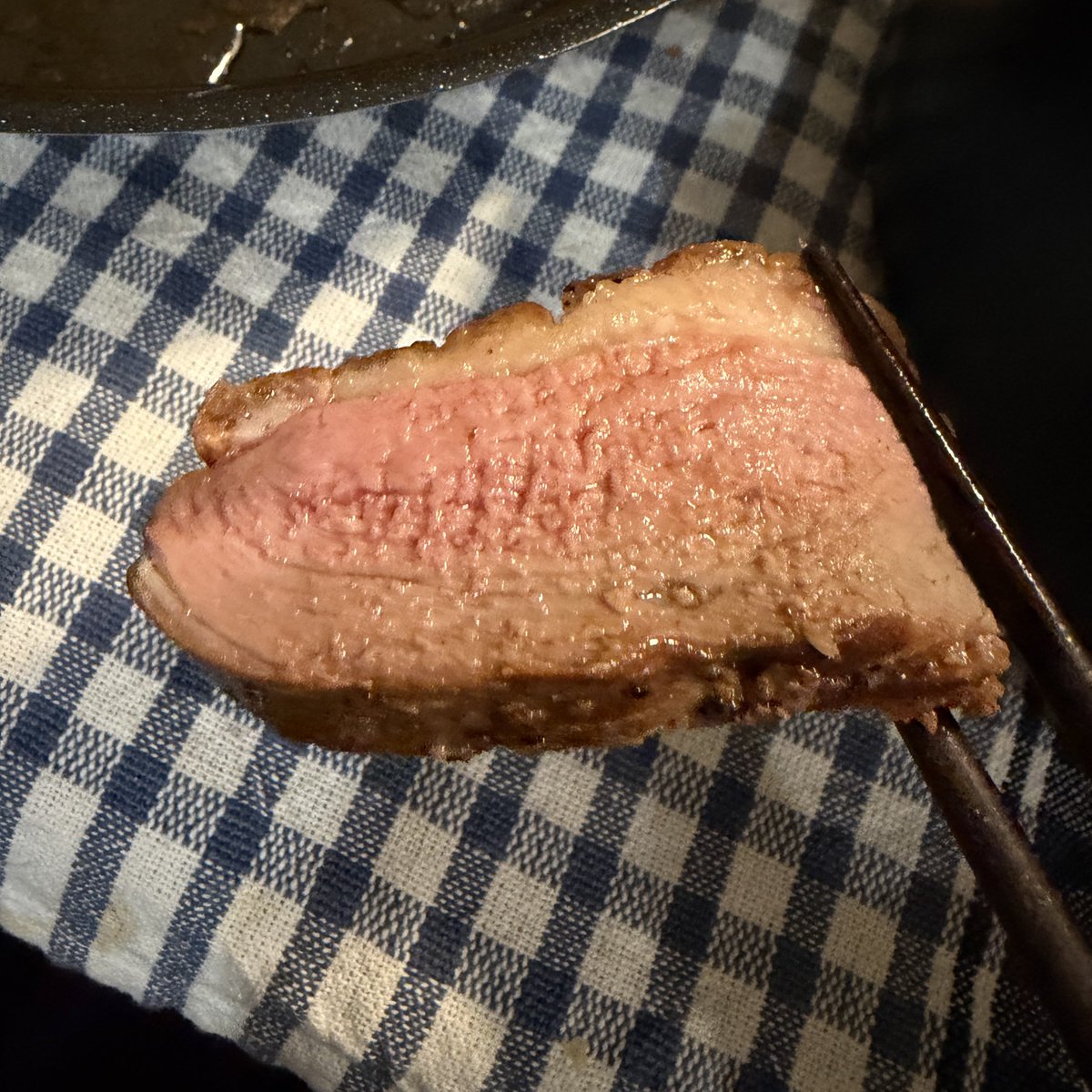 初めて鴨肉を焼いてみたが、ほぼ完璧な火入れでは。