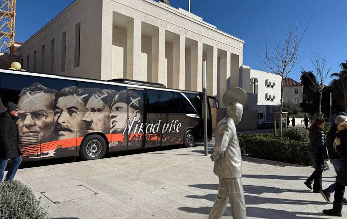mlinarca's tweet photo. Avtobus v Splitu. https://t.co/RINRVVd6Ep
