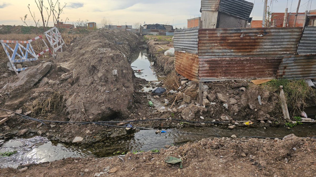 -la provincia de Buenos aires condena energicamdnte el bombardeo de trump a Venezuela!

-mira como dejo todo, es un genocidio!

-esa es mi casa boludo