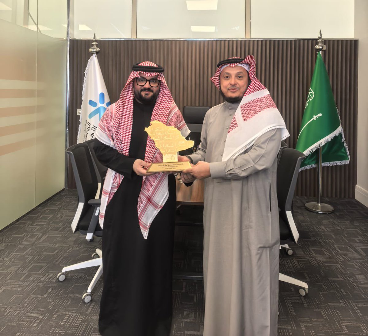 mj4402's tweet image. سعدت بزيارة د.ضيف الله النعمي الرئيس التنفيذي لجمعية الوداد في مقر مجلس الجمعيات الأهلية، وتسلم درع التقدير، وهو تقدير أعتز به لما تمثله الجمعية من نموذج وطني متقدم في رعاية الأطفال فاقدي الرعاية الوالدية، وبناء منظومة احتضان أسرية آمنة ومستقرة.

تجربة الوداد تعكس نضج القطاع…