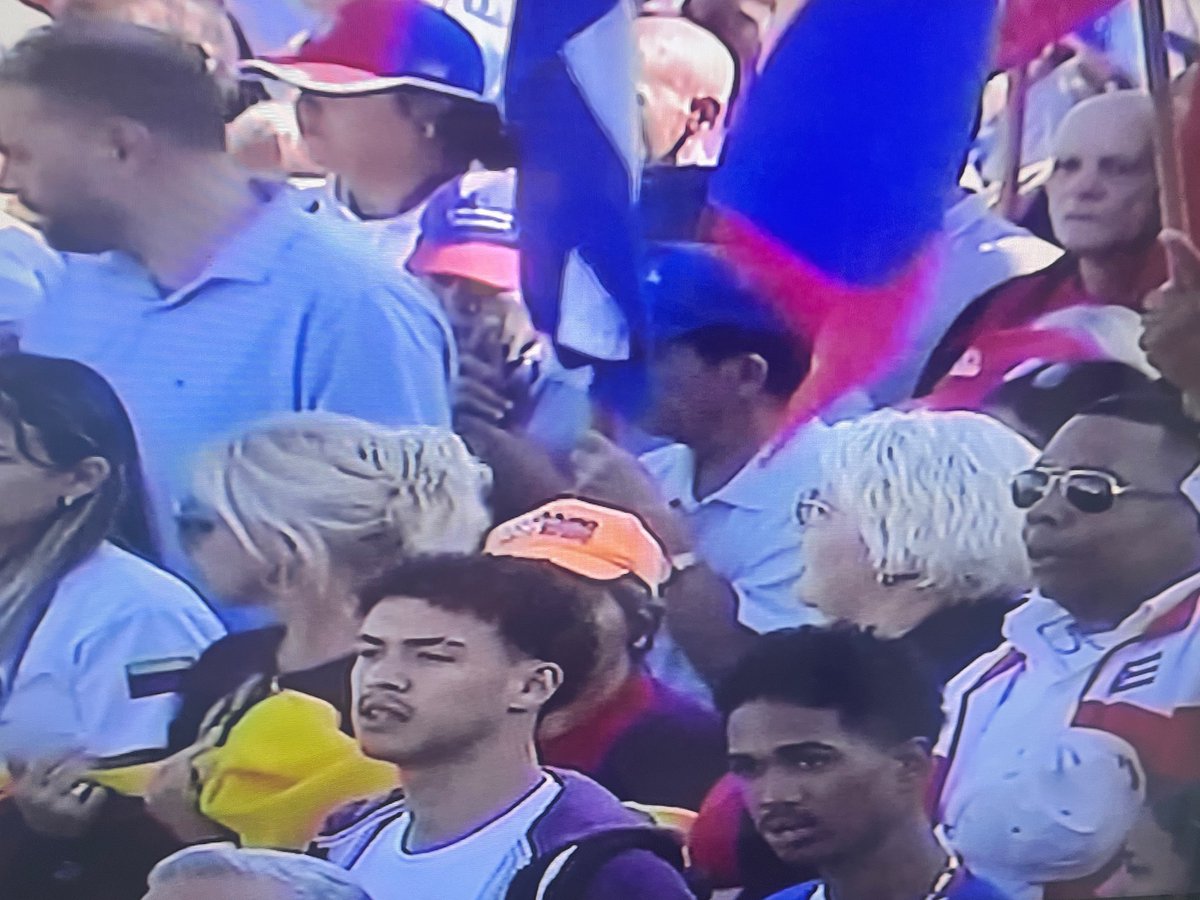 AnayansiRCamejo's tweet photo. Pueblo habanero,en representación toda #Cuba, condena enérgicamente agresión militar gob EEUU 🆚hermana República Bolivariana #Venezuela. Llamamos comunidad internacional a denunciar criminal ataque; violatorio Derecho Internacional, Carta ONU y  convivencia pacífica e/ naciones https://t.co/0SRlpltgcg