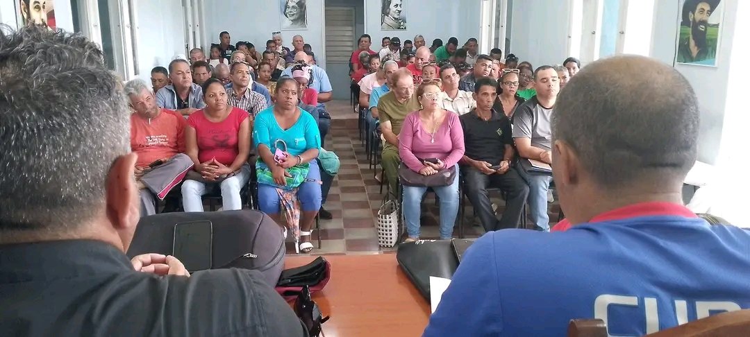 #Niquero #ProvinciaGranma 
Una  representación del pueblo de #Niquero, alza sus voces contra la intervención militar de Estados Unidos en #Venezuela

#Cuba
#CubaConVenezuela 
#ManosFueraDeVenezuela