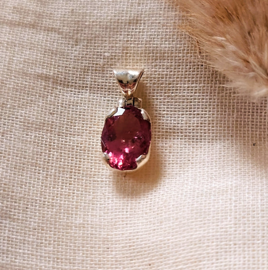 InsightStones's tweet photo. In deze 925 zilveren hanger is een prachtige gefacetteerde roze toermalijn gezet. De zilveren hanger is robuust en stevig, maar oogt toch verfijnd door de manier waarop de roze toermalijn gezet en geslepen is. https://t.co/mkG5tMOXwy #toermalijn #roze #edelsteen #hanger #zilver https://t.co/LXuRALN2sU
