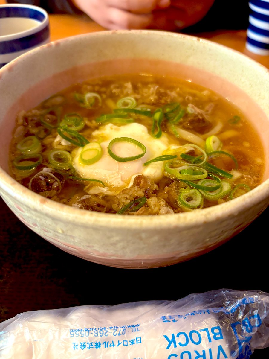 fooood_8991's tweet photo. 肉うどんに卵が入っていて美味でした https://t.co/pcKNWnaXYe