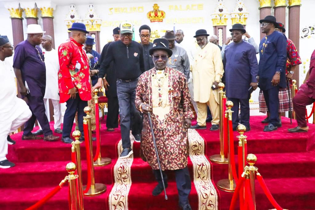 Wike gave Ateke Tom a 2nd-class king in the Rivers State Traditional Council. 

When Gov. Sim Fubara came, he elevated HRM Ateke to a first-class king in Rivers State. 

Wike cannot go there abusing and threatening Rivers people. See how humble he looks as he walks behind him.