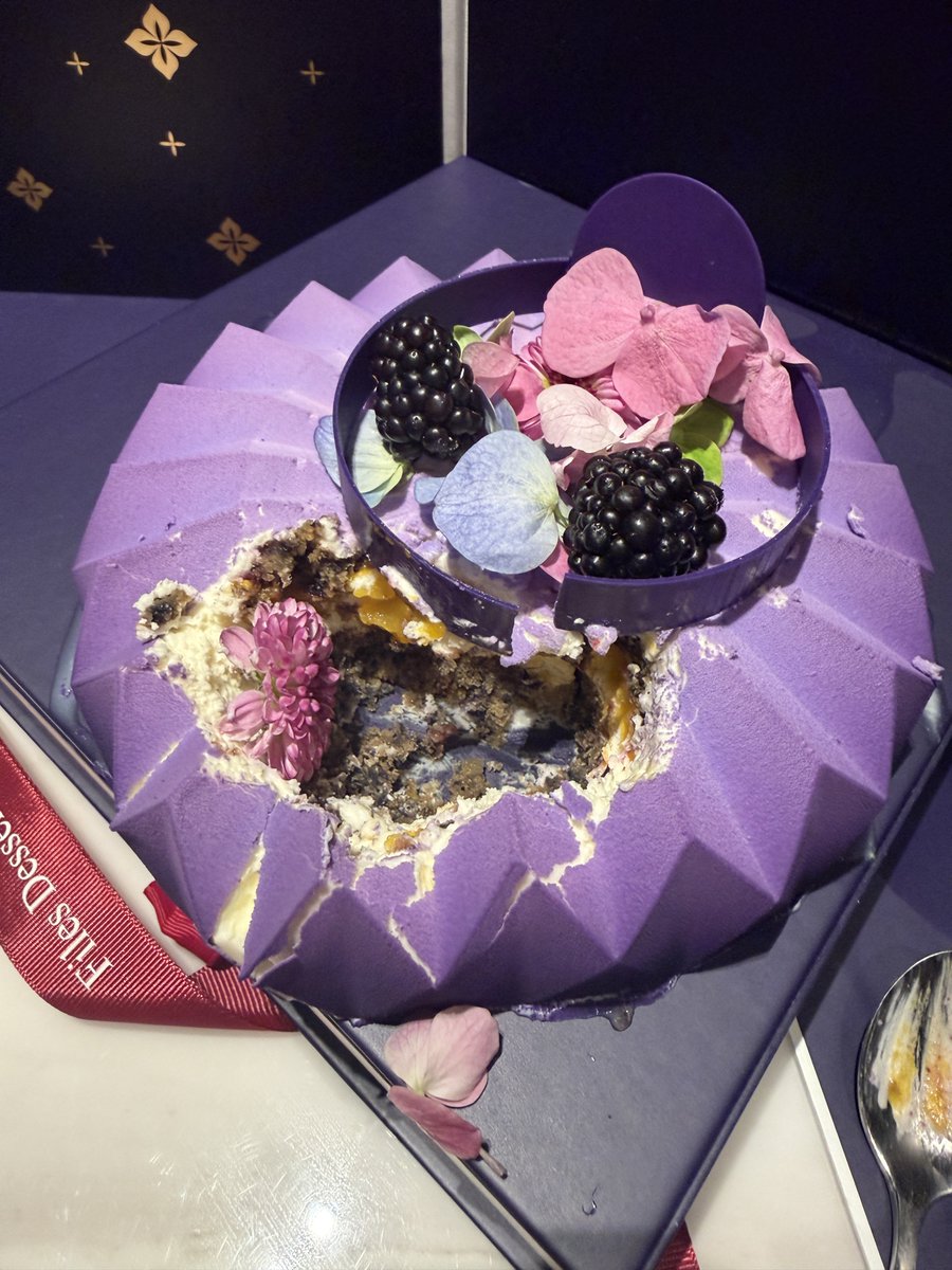 何これ…こんなん夢でしかない✨✨ でっかいケーキにひと口ずつ齧り付く