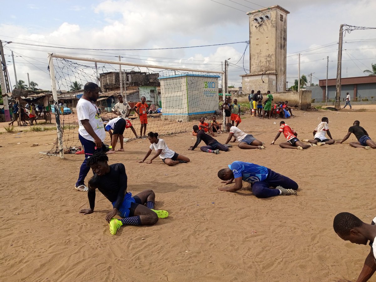Ne jamais baisser les bras MÊME si tous semble difficile.
BONNE et HEUREUSE ANNÉE 2026 à vous 💪🏉🥇