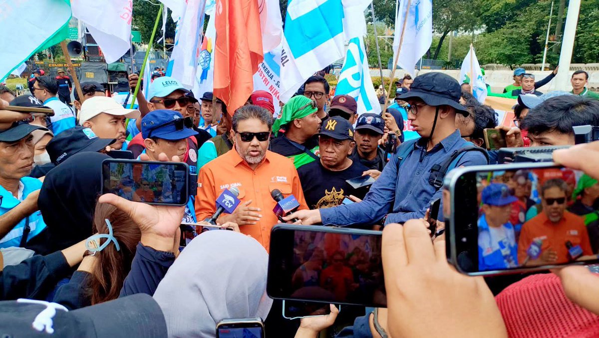 FSPMI_KSPI's tweet photo. Serikat pekerja adalah organisasi yang dibentuk oleh, dari, dan untuk pekerja/buruh secara mandiri, demokratis, serta bertanggung jawab, untuk memperjuangkan, melindungi, dan membela hak serta kepentingan mereka (seperti upah, tunjangan, dan kondisi kerja) serta meningkatkan kesejahteraan pekerja dan keluarganya melalui perundingan bersama dengan pengusaha. Serikat ini berfungsi sebagai perwakilan pekerja dalam hubungan industrial, memastikan keadilan, dan menyediakan bantuan hukum serta sosial. 

Fungsi Utama Serikat Pekerja
Memperjuangkan Hak dan Kepentingan: Menegosiasikan upah layak, tunjangan, jam kerja, dan standar kesehatan-keselamatan kerja (K3).
Melindungi Pekerja: Memberikan perlindungan hukum dan sosial bagi pekerja saat ada perselisihan dengan manajemen.
Meningkatkan Kesejahteraan: Berupaya meningkatkan taraf hidup pekerja dan keluarganya.
Menjadi Perantara: Menjadi jembatan komunikasi antara pekerja dan manajemen perusahaan.
Meningkatkan Kualitas Kerja: Memfasilitasi berbagi informasi, pengalaman, dan keterampilan antar pekerja untuk meningkatkan kompetensi. 

Karakteristik Serikat Pekerja
Mandiri: Tidak dipengaruhi oleh pihak luar, termasuk pengusaha.
Demokratis: Pengurus dipilih secara demokratis oleh anggota.
Bebas dan Terbuka: Dibentuk secara sukarela tanpa paksaan, serta terbuka bagi semua pekerja.
Bertanggung Jawab: Bertanggung jawab kepada anggotanya dan hukum. 

Dasar Hukum di Indonesia
Hak untuk berserikat dilindungi oleh Undang-Undang (UU) Nomor 21 Tahun 2000 tentang Serikat Pekerja/Buruh dan UU Nomor 13 Tahun 2003 tentang Ketenagakerjaan.
Pembentukan serikat pekerja di perusahaan minimal membutuhkan 10 orang pekerja.

#BuruhBerserikatlahAgarBermartabat
#KAMIBERSAMASAIDIQBAL