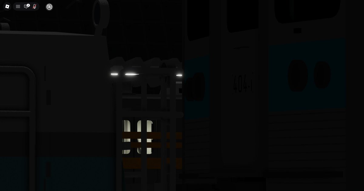 YD_03_'s tweet photo. 本日も #東洋メトロ の運行に参加！
鶴浜検車区に向かったところ、なんと今回は408Fが訓練線を走行！
いつの間にか部品取りがされ移動した404Fとの並びもみられました！
404Fの横には取られた貫通幌と思われる部品が？？
工場で取ったかと思いましたが、、？
#東洋フォトニュース https://t.co/HQuGUAWHMK