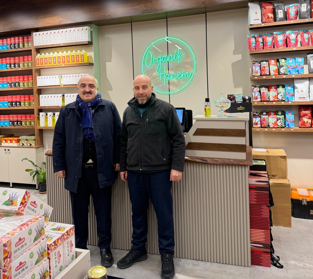 Kıymetli hemşehrimiz Hakan Terzioğlu Bey’e yeni açtığı iş yerinde hayırlı olsun ziyaretinde bulundum. Nazik misafirperverliği için teşekkür ediyorum.