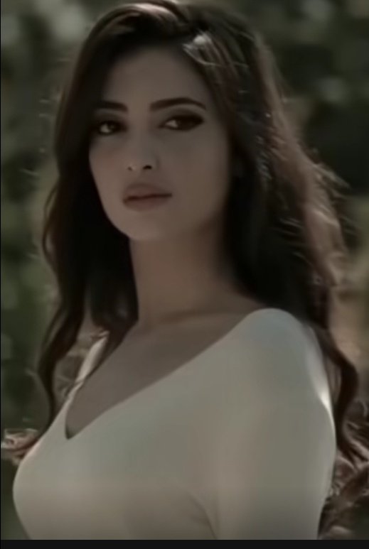 أنا التي رتبتني الفوضى ،
 ملأتني الأحزان بالإنسانية.