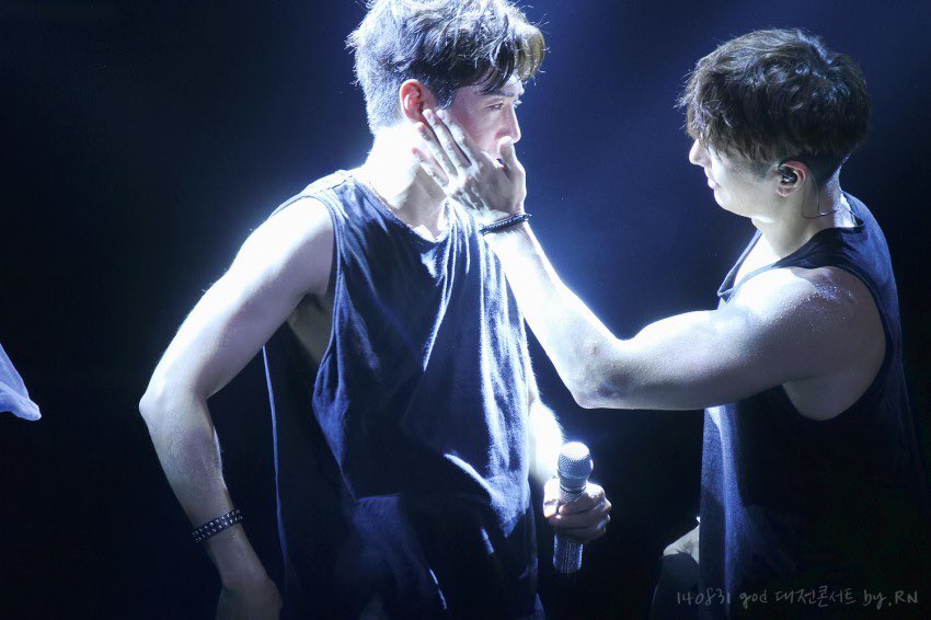 이때는 색시민소매 입고 막 훌러덩 하시더니만 이제 다들 조신해진 거 진짜웃기셔ㅋ