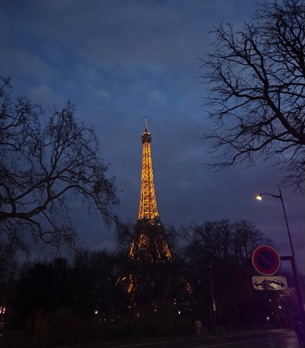 oueijja's tweet image. ᅠᅠᅠᅠ 

Turning back once more, taking a quiet moment to let the view settle, before heading to another place and allowing the city to guide the next step.

ᅠᅠᅠᅠ