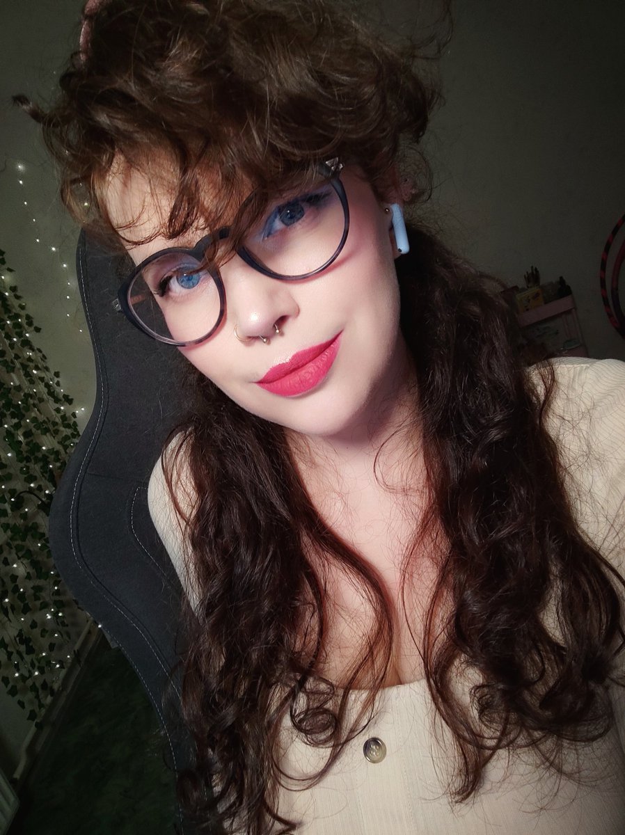 Aaaah! Time for a quick little Saturday stream ✨

twitch.tv/withafeather 🪶