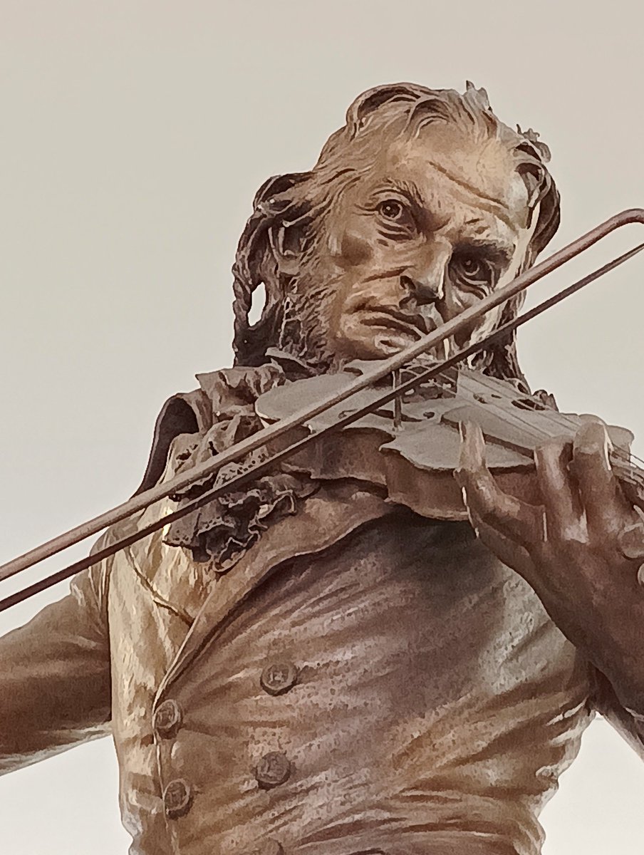 Ci voleva giusto il bronzo per esaltare il senso di movimento guizzante del #Paganini presso il #TeatroCarloFelice di #Genova... Continua a suonare, Maestro, con quel tuo sguardo affilato, in cui brilla il trionfo di una sfida vinta per sempre.