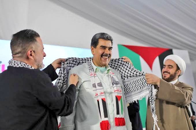 Esta foto resume el eje del mal que tanto daño ha causado al mundo entero. 

La narco dictadura terrorista de Maduro, el fundamentalismo islámico de Irán 🇮🇷, Hamas y Hezbolá van cayendo finalmente. 

El mundo es más libre y será más seguro.