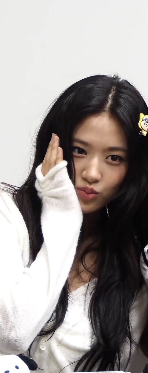 kitschjin's tweet photo. got a pretty face          pretty girlfriend too https://t.co/PMz9hxI9zS