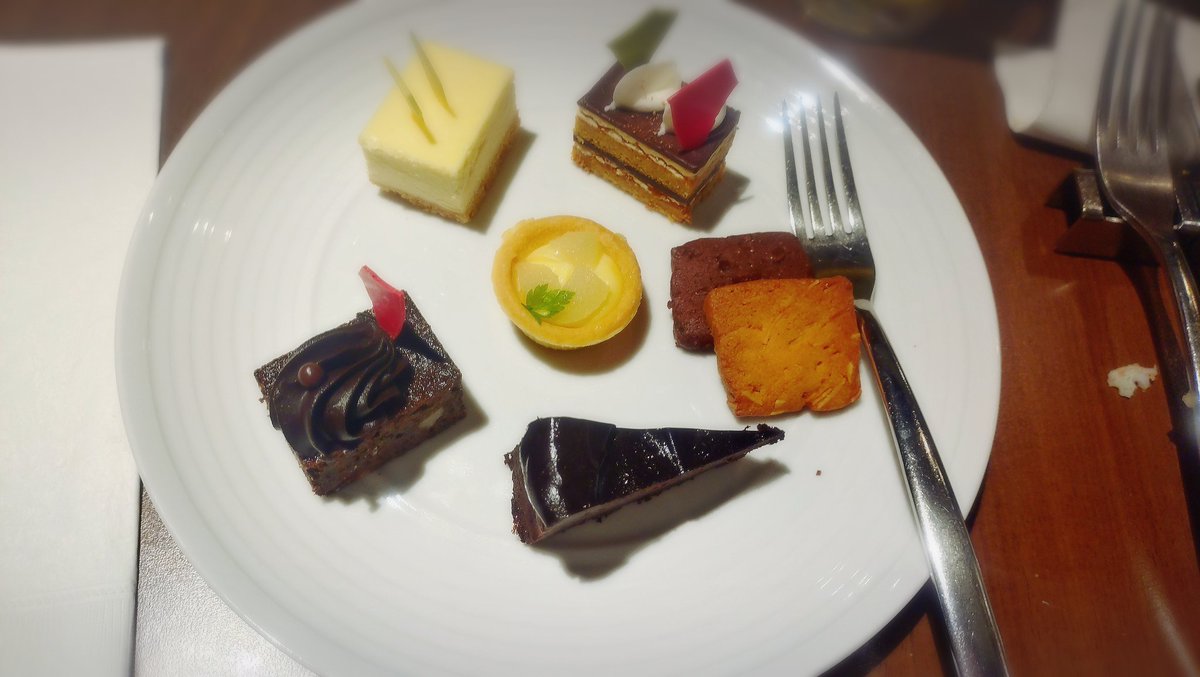 hydez0129's tweet photo. 今年初のブッフェ 美味しかった(*ˊ˘ˋ*)♡ https://t.co/UgQ3ngJZ5d