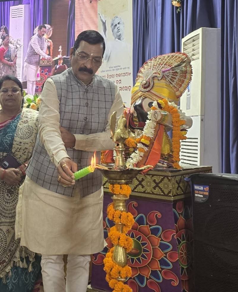 GMohapatraBjp's tweet photo. Attended the 101st birth anniversary of Bharat Ratna Shri Atal Bihari Vajpayee ji at Jaydev Bhawan, organised by Shri Maa Nari Shakti Foundation. with Jagatsinghpur MP Dr. Bibhu Prasad Tarai and other dignitaries.
#GolakMohapatra #AtalBihariVajpayee #JaydevBhawan https://t.co/OuLEWP9KbR